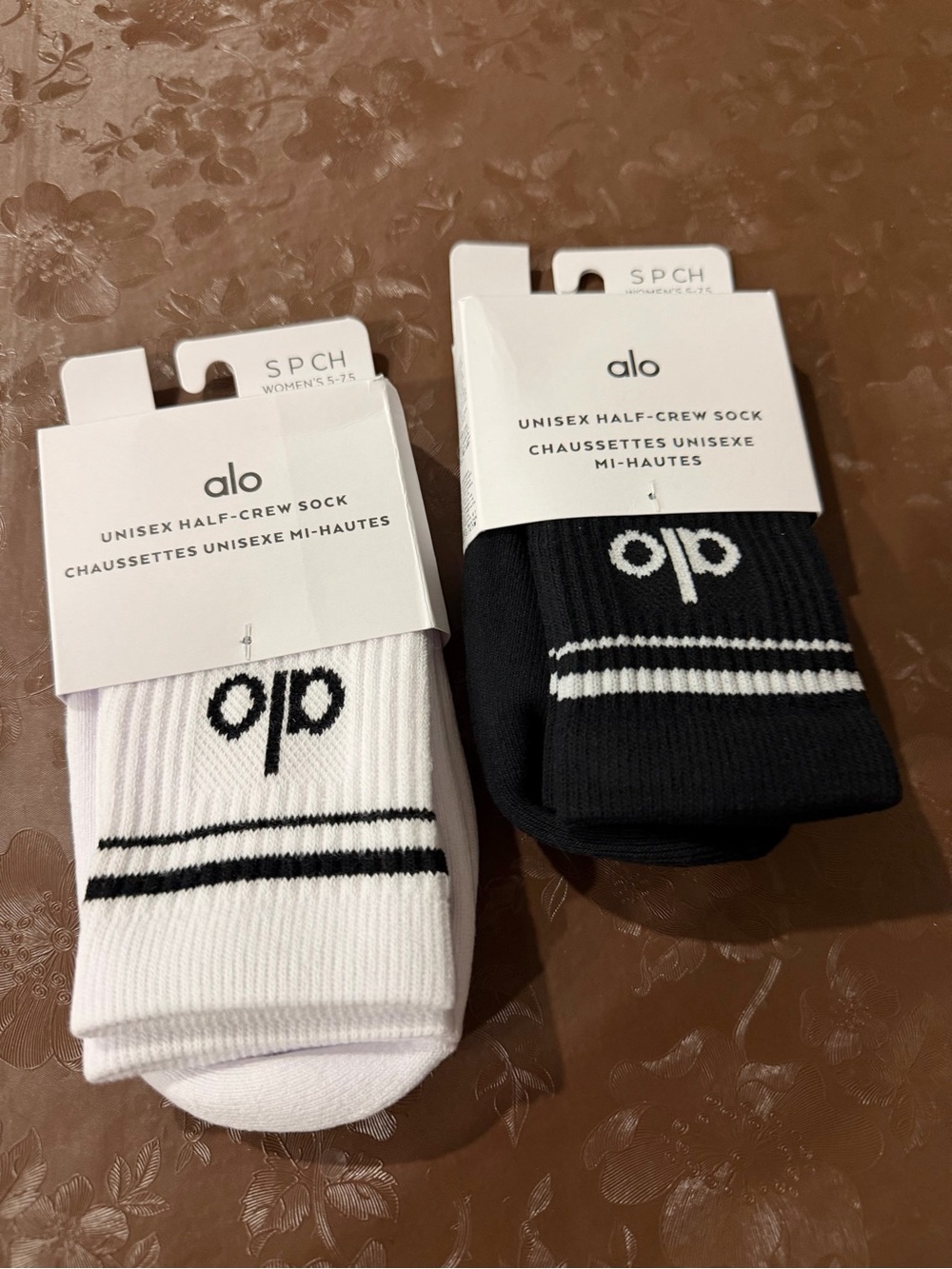 ALO Yoga Unisex Half-Crew Socks — Black & White Pair | 35$ for 2 already |